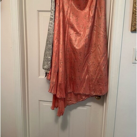 Silky skirt o e size fits most adjustable and reversible. Sari material - Picture 2 of 2